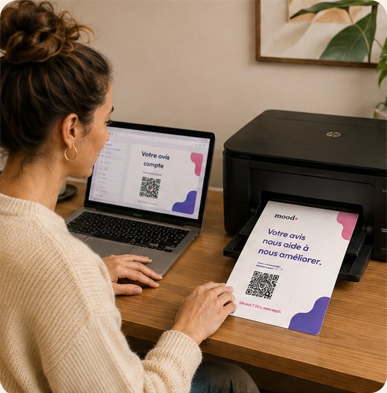 Une commerçante imprime son affichette QR code Mood depuis son ordinateur