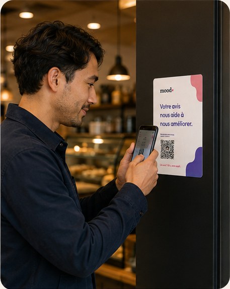 Un client scanne le QR code Mood affiché dans un café