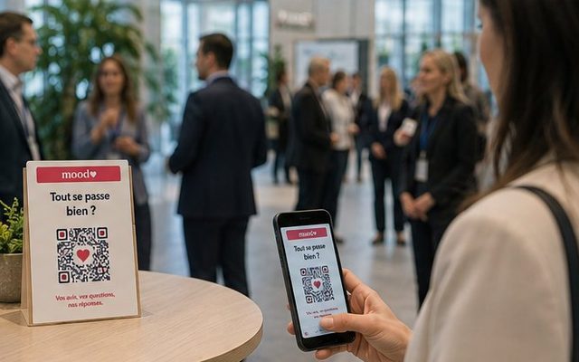 Après l'événement, une participante répond depuis son téléphone dans le hall