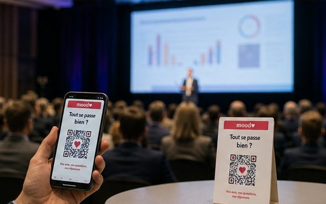 Pendant une plénière, un participant scanne le QR code Mood depuis la salle