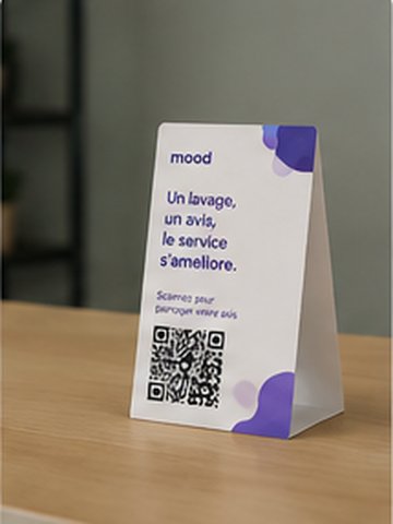 Format chevalet de table Mood, posé sur une table