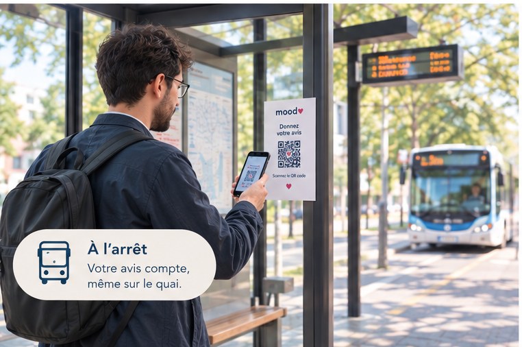 Un voyageur scanne le QR code Mood posé sur l'abri, à l'arrêt.