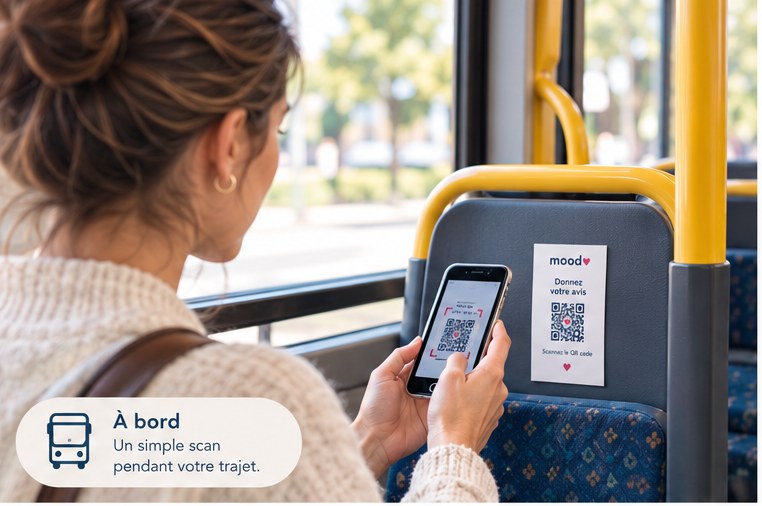 Une voyageuse scanne le QR code collé au dossier d'un siège, à bord du bus.
