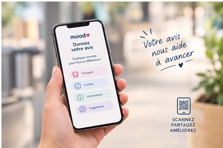 Un voyageur tient son téléphone après avoir scanné un QR code Mood.